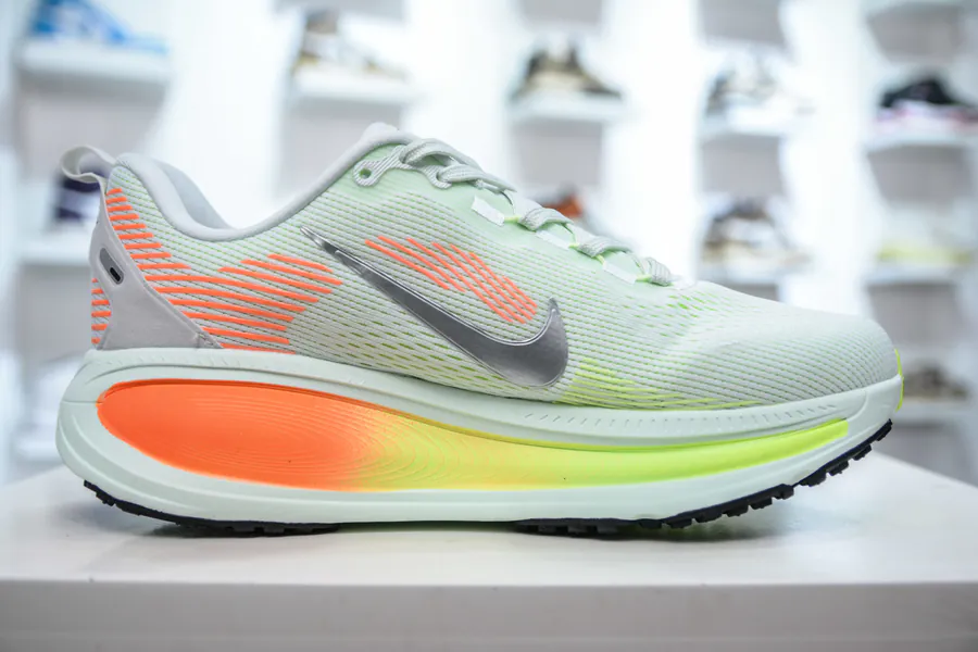 Nike Air Zoom Vomero 18 Running Shoes