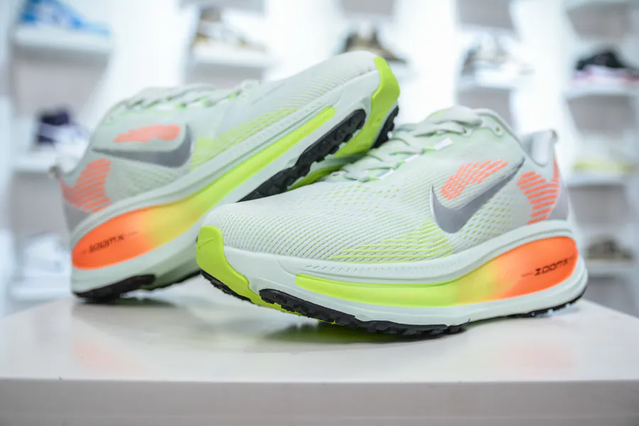 Nike Air Zoom Vomero 18 Running Shoes