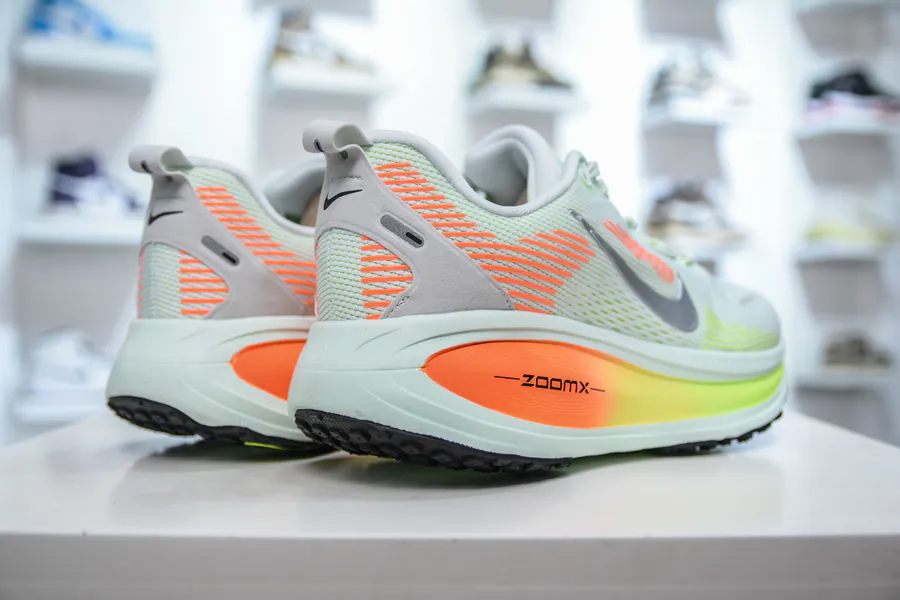 Nike Air Zoom Vomero 18 Running Shoes