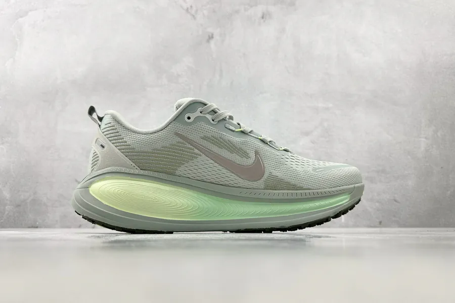 Nike Vomero 18 in Grained Calfskin