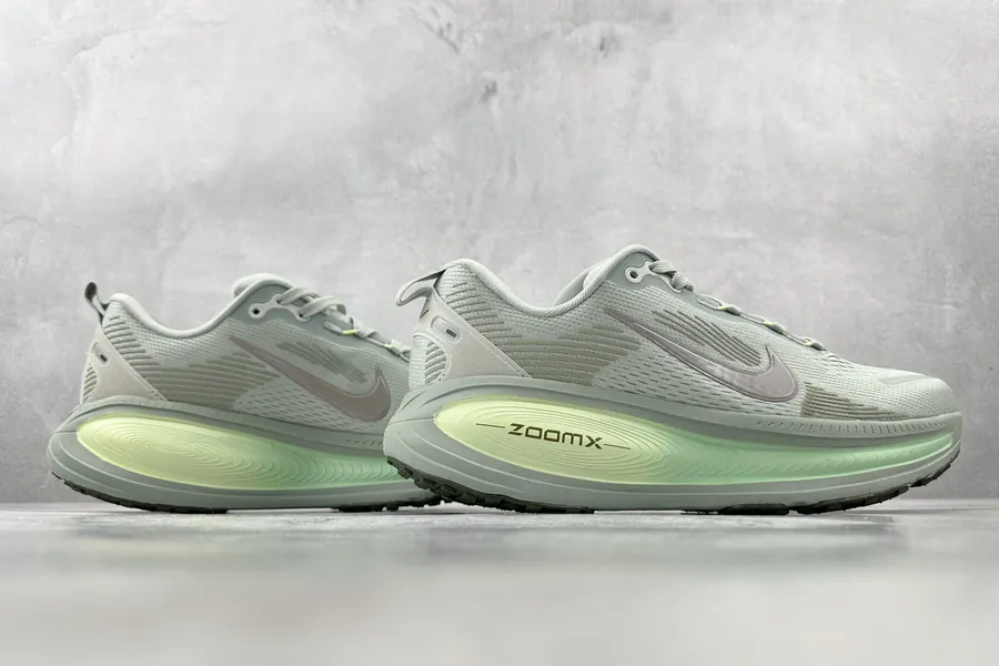 Nike Vomero 18 in Grained Calfskin