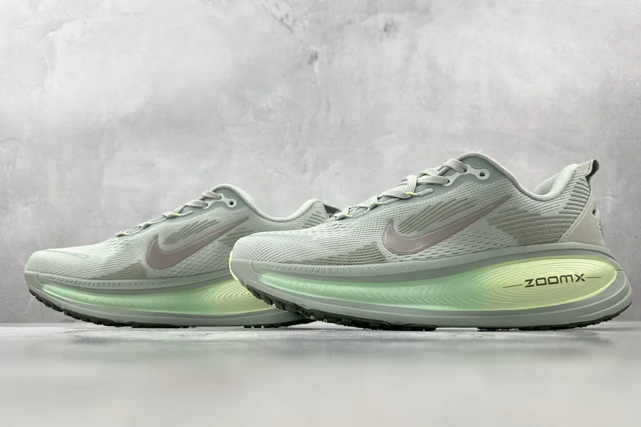 Nike Vomero 18 in Grained Calfskin
