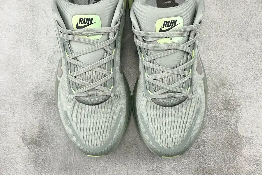 Nike Vomero 18 in Grained Calfskin