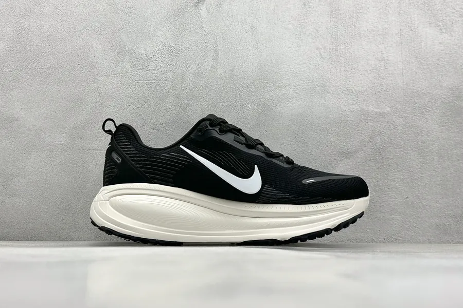 Nike NK Zoom VOMERO 18 Lightweight Running Shoes