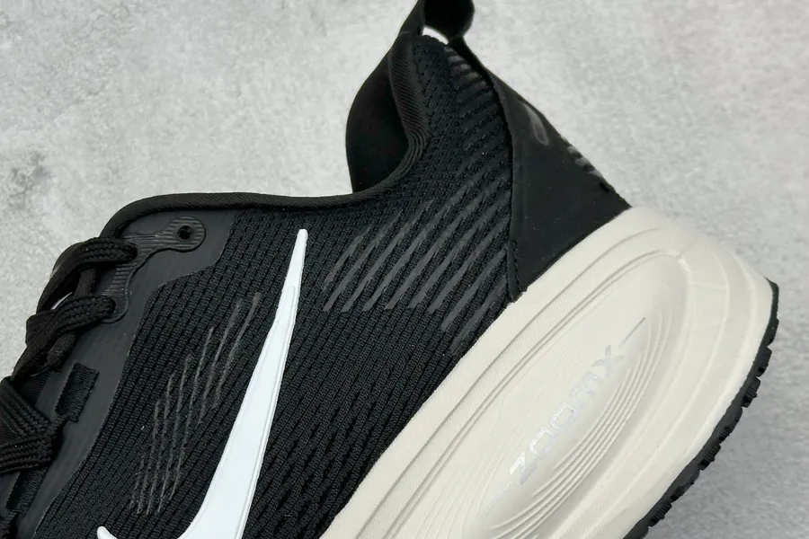 Nike NK Zoom VOMERO 18 Lightweight Running Shoes