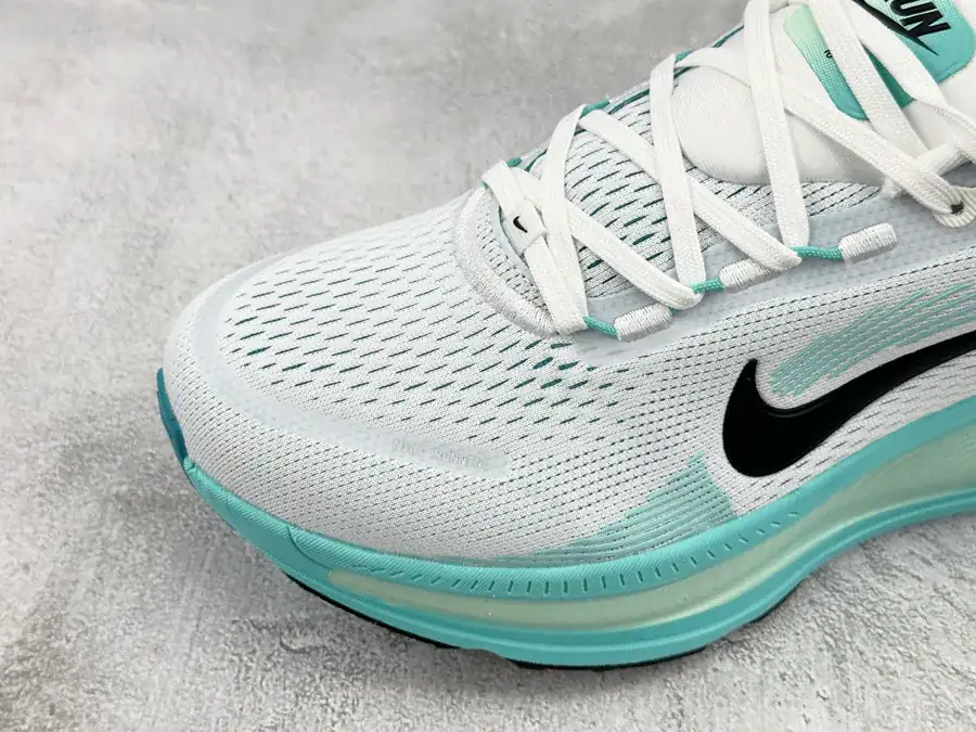 Nike Vomero 18 in Greige