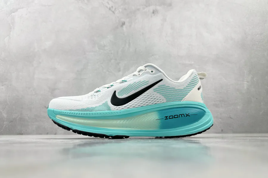 Nike Vomero 18 in Greige
