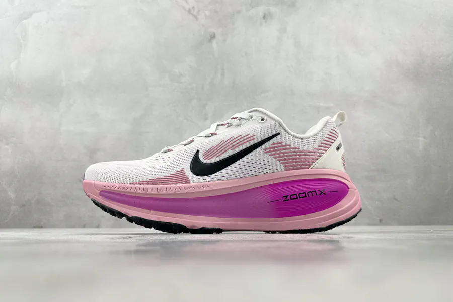 Nike Vomero 18 in White Pink