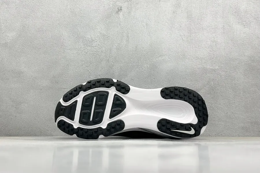 Nike NK Zoom VOMERO 18 Lightweight Running Shoes