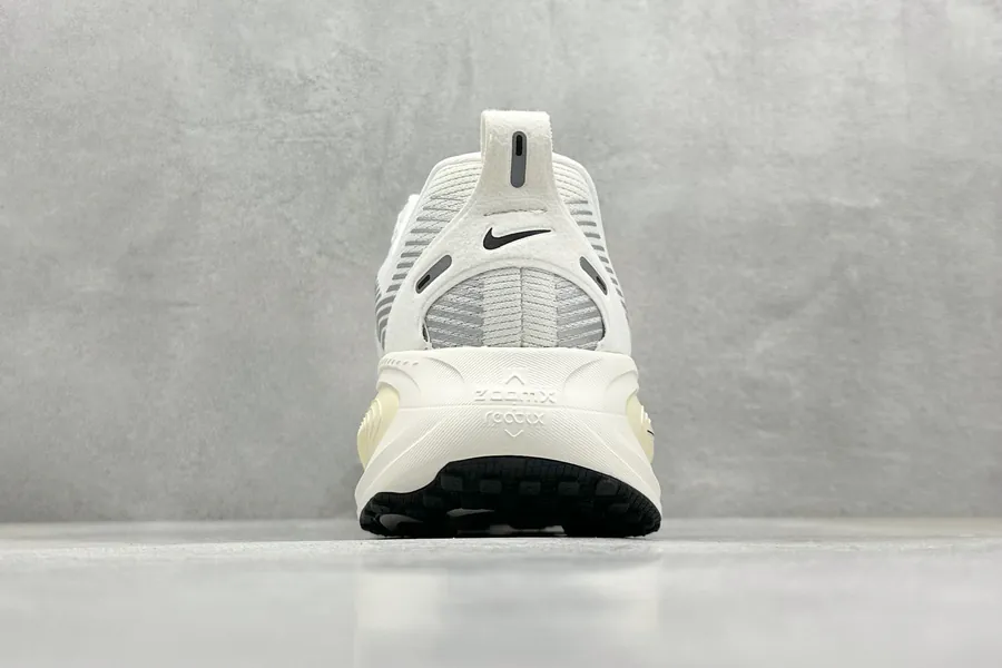 Nike NK Zoom VOMERO 18 Lightweight Running Shoes
