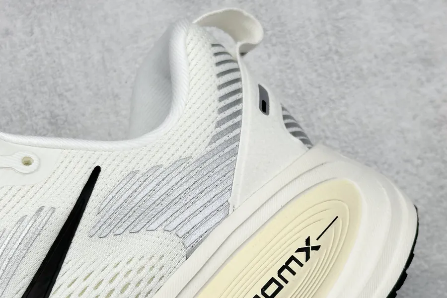 Nike NK Zoom VOMERO 18 Lightweight Running Shoes