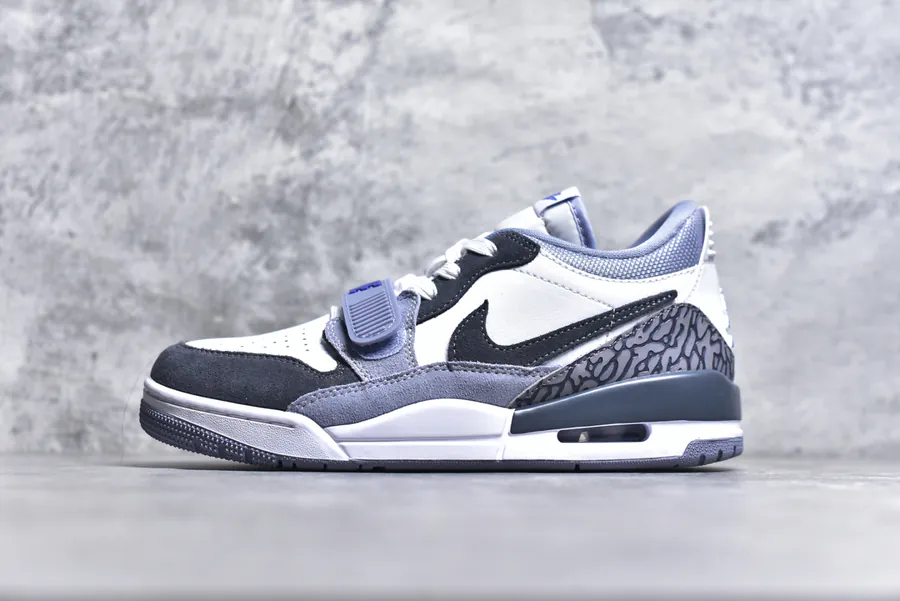 240 CX Exclusive Company Stock [Jo 312] Low Top Sneakers