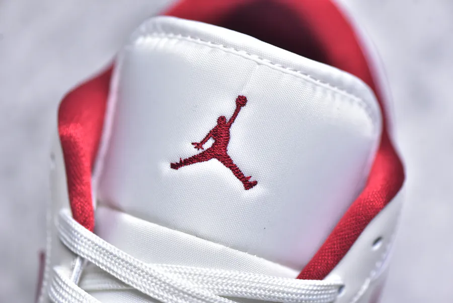 Air Jordan AJ1 Low in White Red