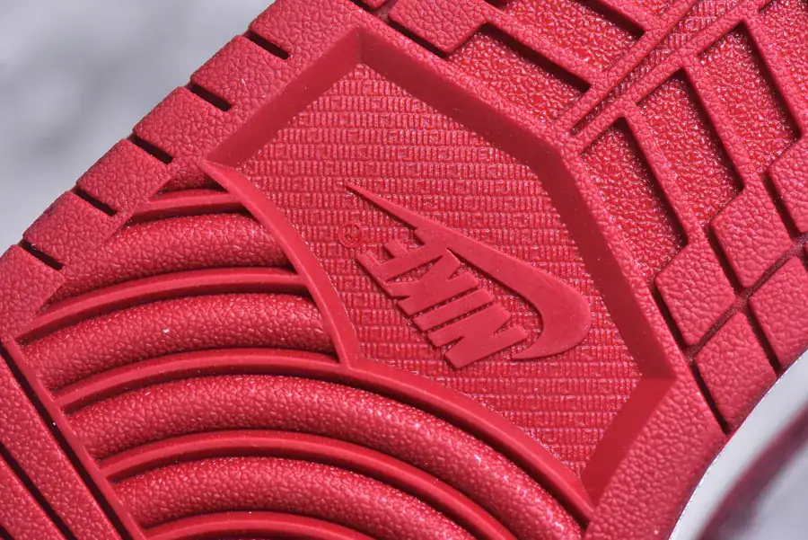 Air Jordan AJ1 Low in White Red