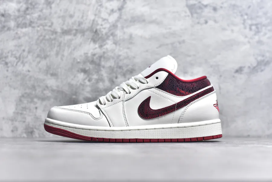 Air Jordan AJ1 Low in White Red
