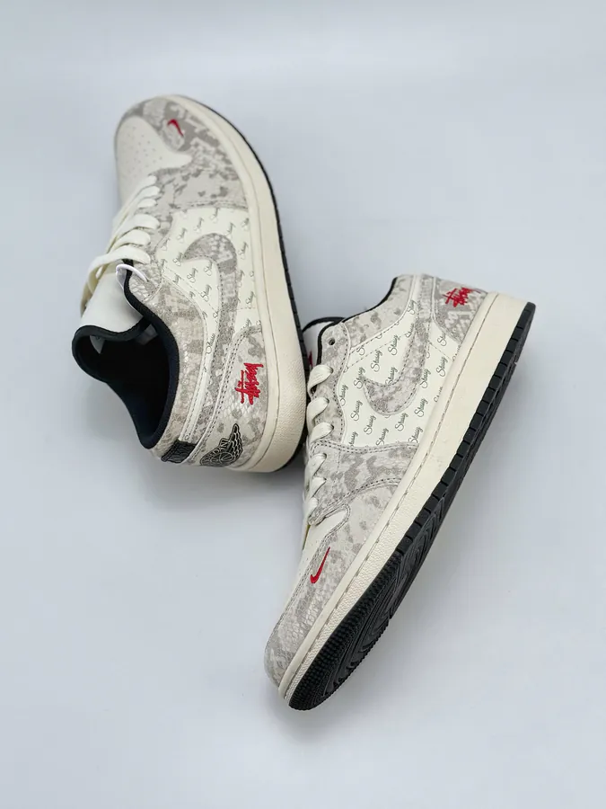 Air Jordan 1 Retro Low x Stussy