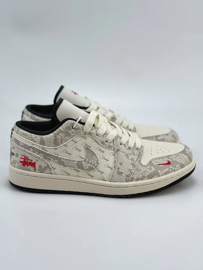 Air Jordan 1 Retro Low x Stussy