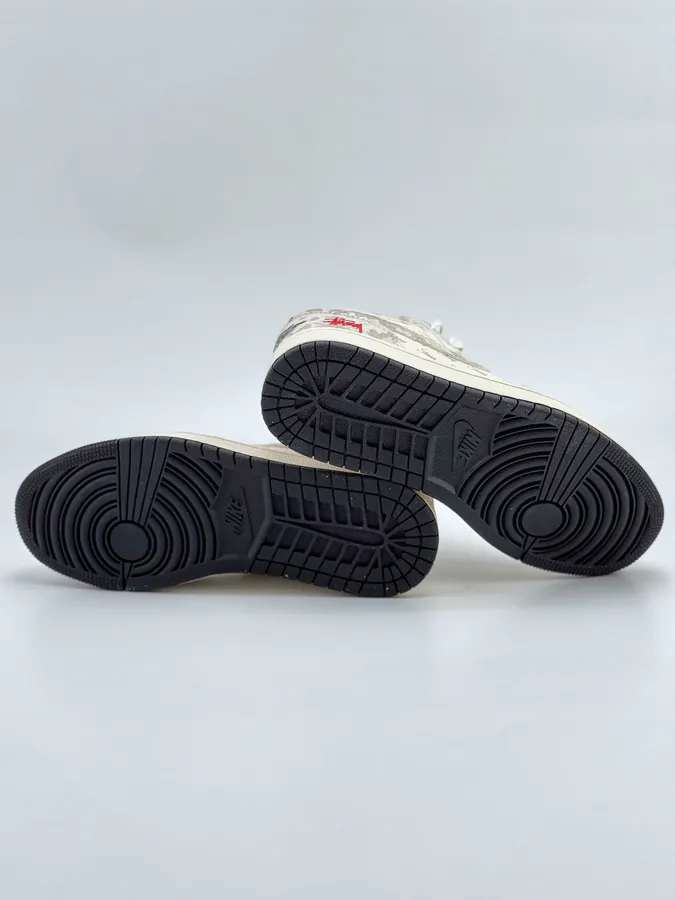 Air Jordan 1 Retro Low x Stussy