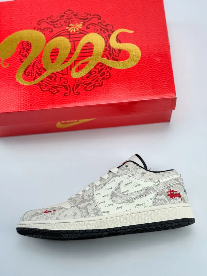 Air Jordan 1 Retro Low x Stussy