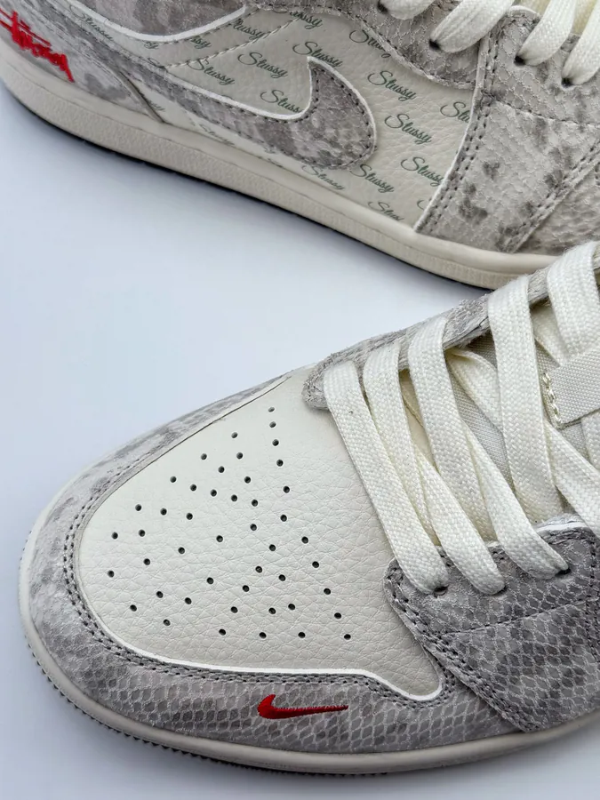 Air Jordan 1 Retro Low x Stussy