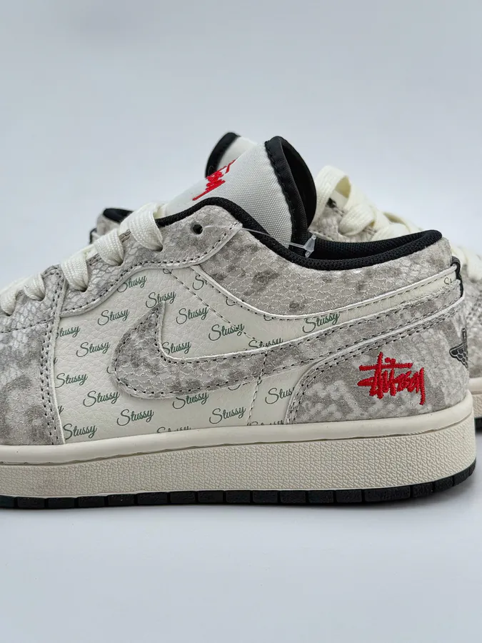Air Jordan 1 Retro Low x Stussy