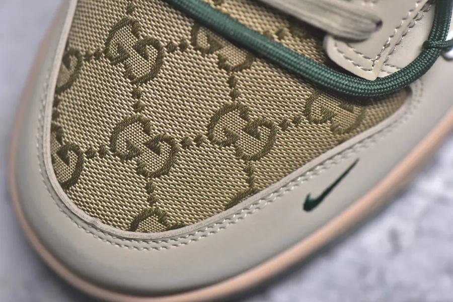 Nike SB Dunk Low Gucci Collaboration Low Sneaker