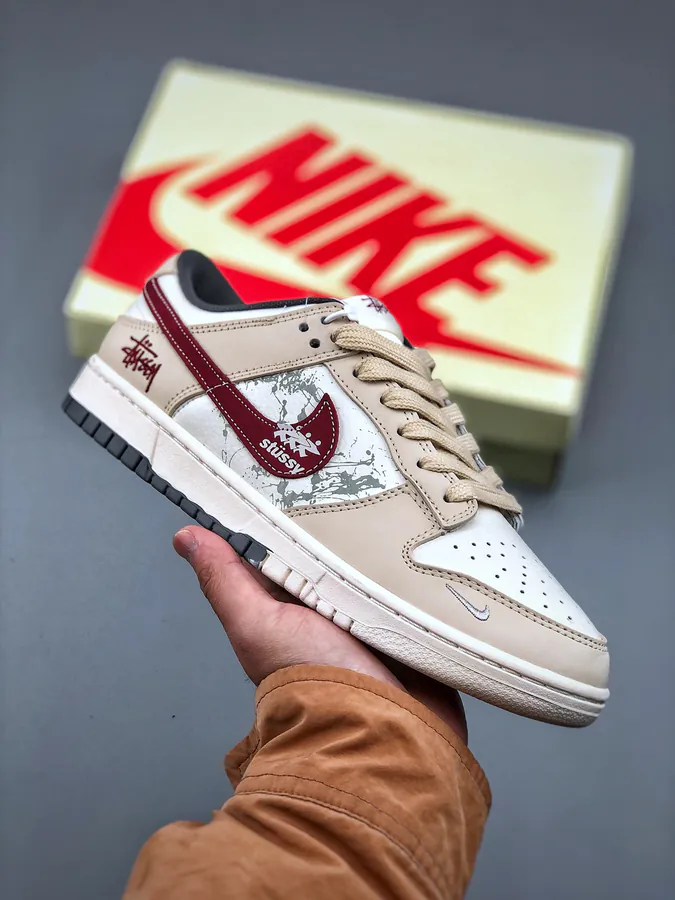 Nike SB Dunk Low Stussy Collaboration Low Top Sneakers