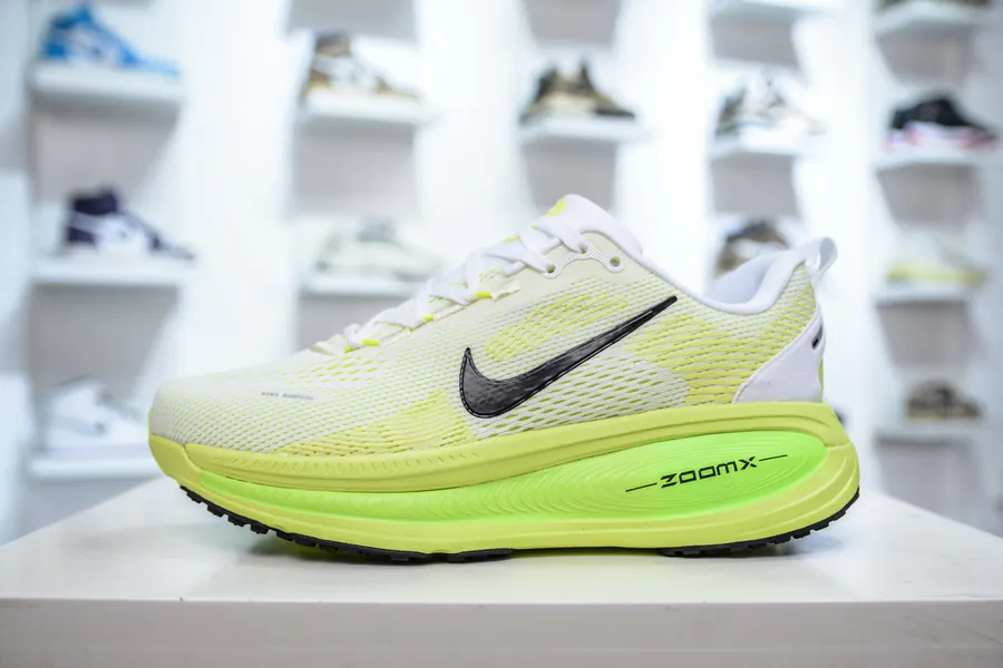 Nike NK Zoom VOMERO 18 Lightweight Running Shoes
