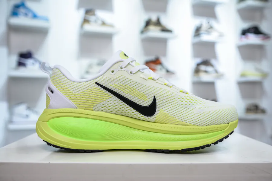 Nike NK Zoom VOMERO 18 Lightweight Running Shoes