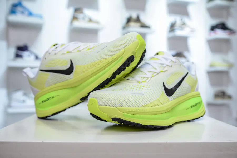 Nike NK Zoom VOMERO 18 Lightweight Running Shoes