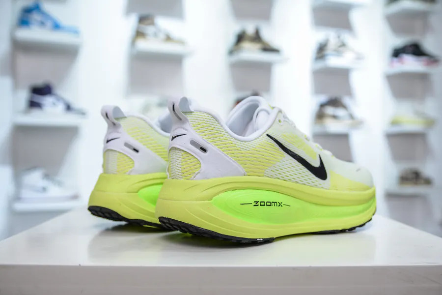 Nike NK Zoom VOMERO 18 Lightweight Running Shoes