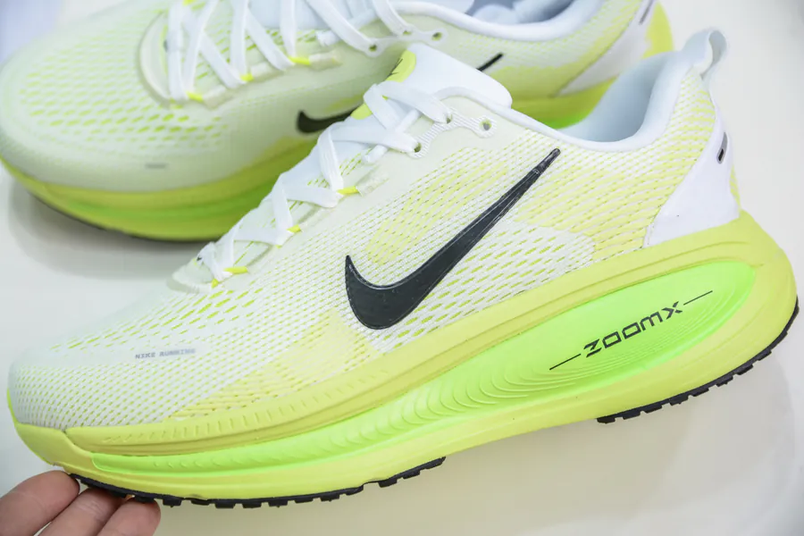Nike NK Zoom VOMERO 18 Lightweight Running Shoes