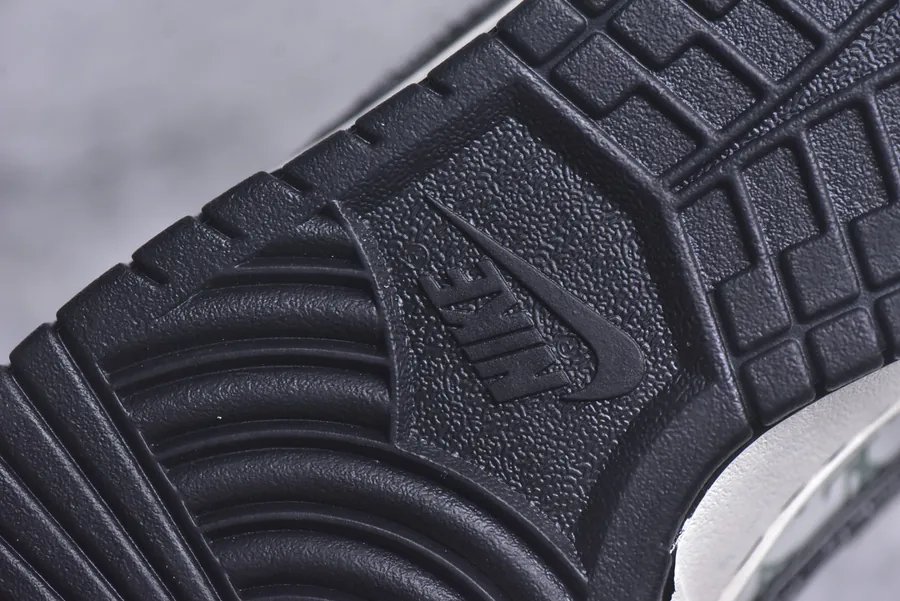 Nike SB Dunk Low LV Collaboration Low Top Sneakers