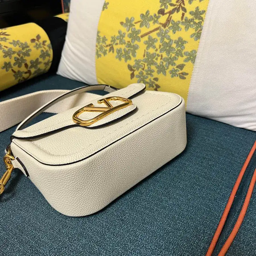 GARAVANI Alltime Bucket Bag in Grained Calfskin