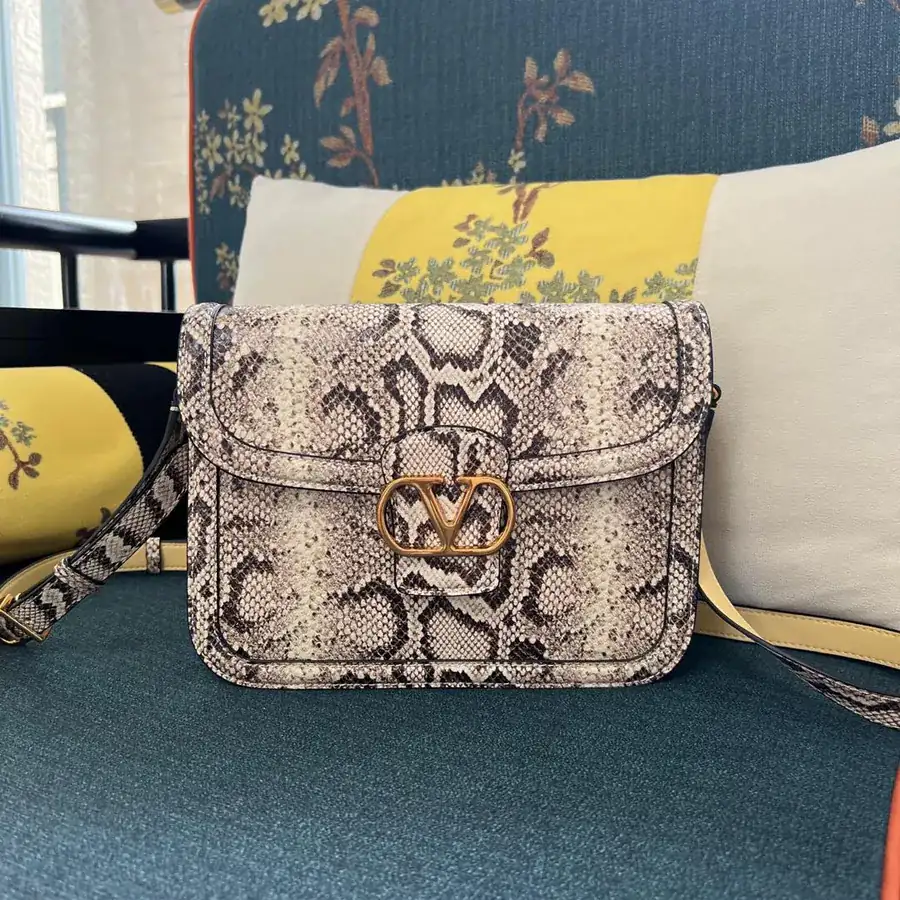 GARAVANI 9T05 Handbag with V Logo Signature Closure