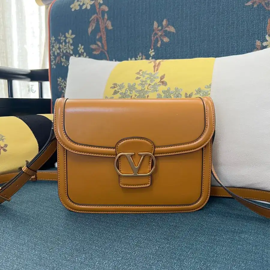 GARAVANI 9T05 Handbag with V Logo Signature Closure