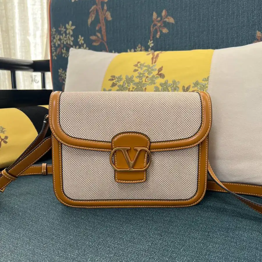 GARAVANI 9T05 Handbag with VLOGO Signature Closure