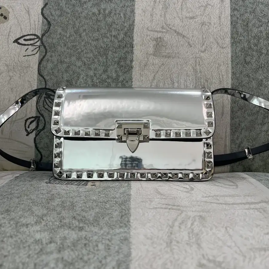 Garavani Rockstud 23 Bucket Bag