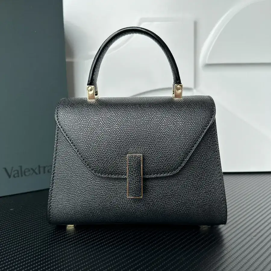 Valextra Iside Minimalist Design with Grained Calfskin Interior