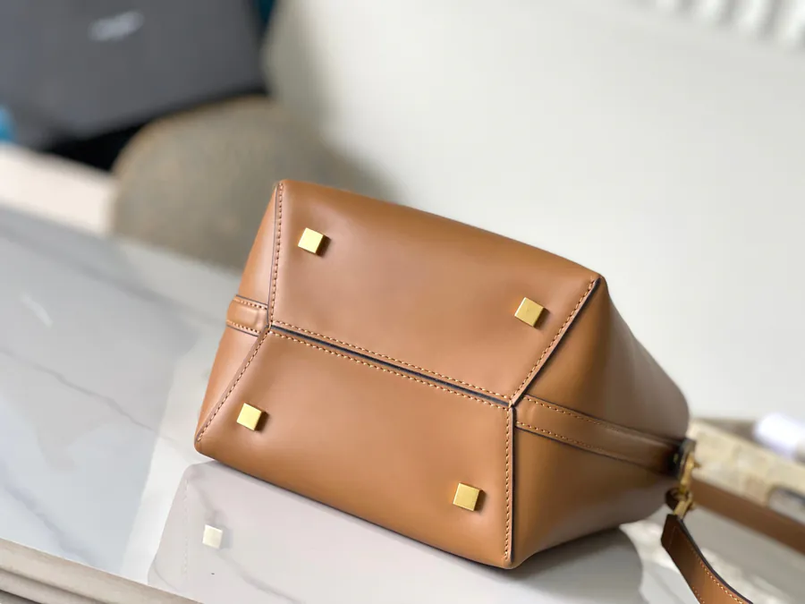 P750 LE 37 Bucket Bag Medium